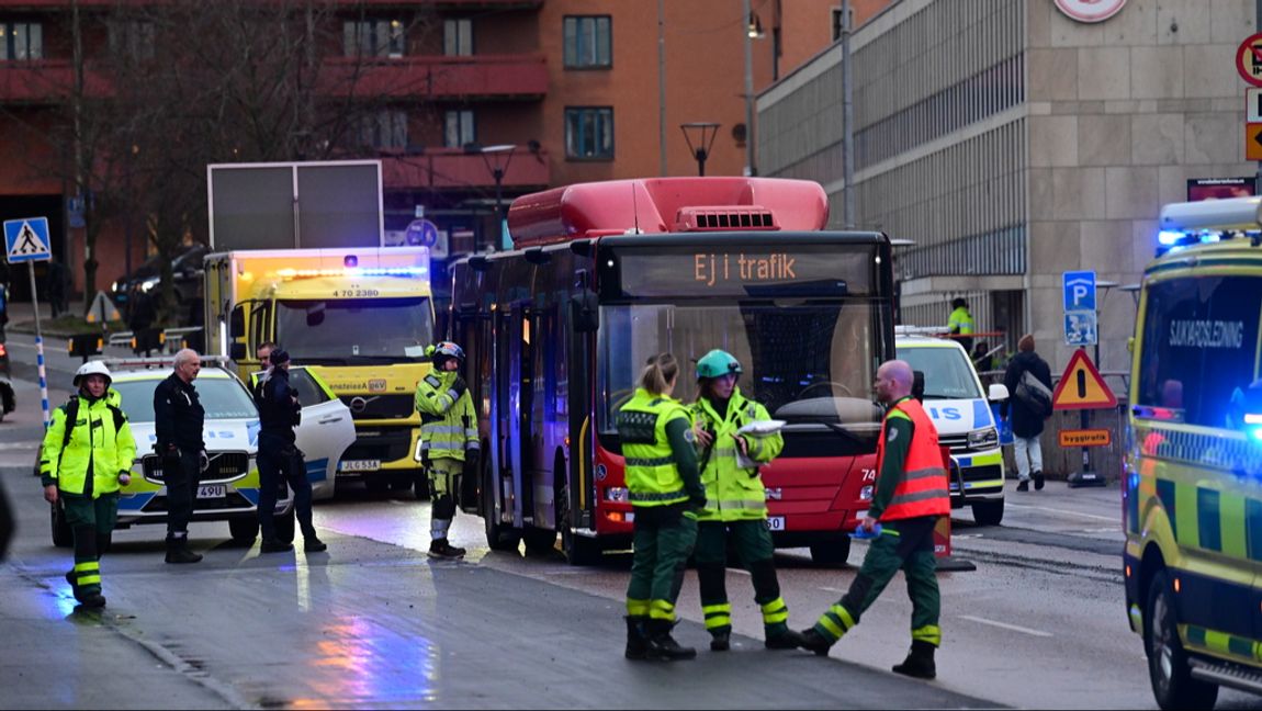 En man sprutade med en brandsläckare inne i en buss i centrala Stockholm. Foto: Jonas Ekströmer/TT