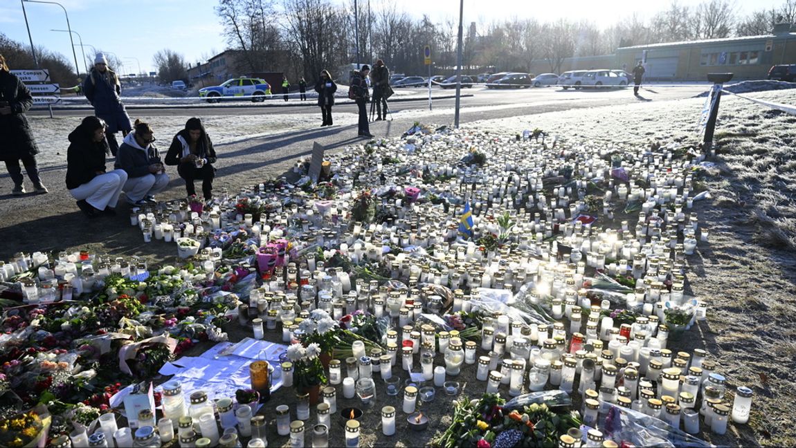 Minnesplats med blommor vid Risbergska skolan Örebro på fredagen. Foto: Fredrik Sandberg/TT