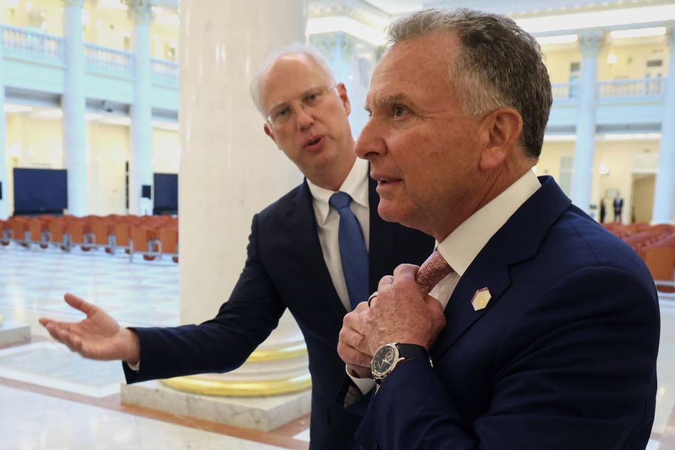 Ett hårt kritiserat utkast till fredsplan togs fram av Kirill Dmitrijev (till vänster) och Steve Witkoff. Här syns de två männen vid ett tidigare möte, i S:t Petersburg i april i år. Foto: Vjatjeslav Prokofjev/Sputnik/Pool via AP/TT