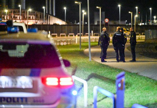 Dansk polis vid en av landningsbanorna på Kastrups flygplats i Köpenhamn där drönare observerats. Foto: Johan Nilsson/TT