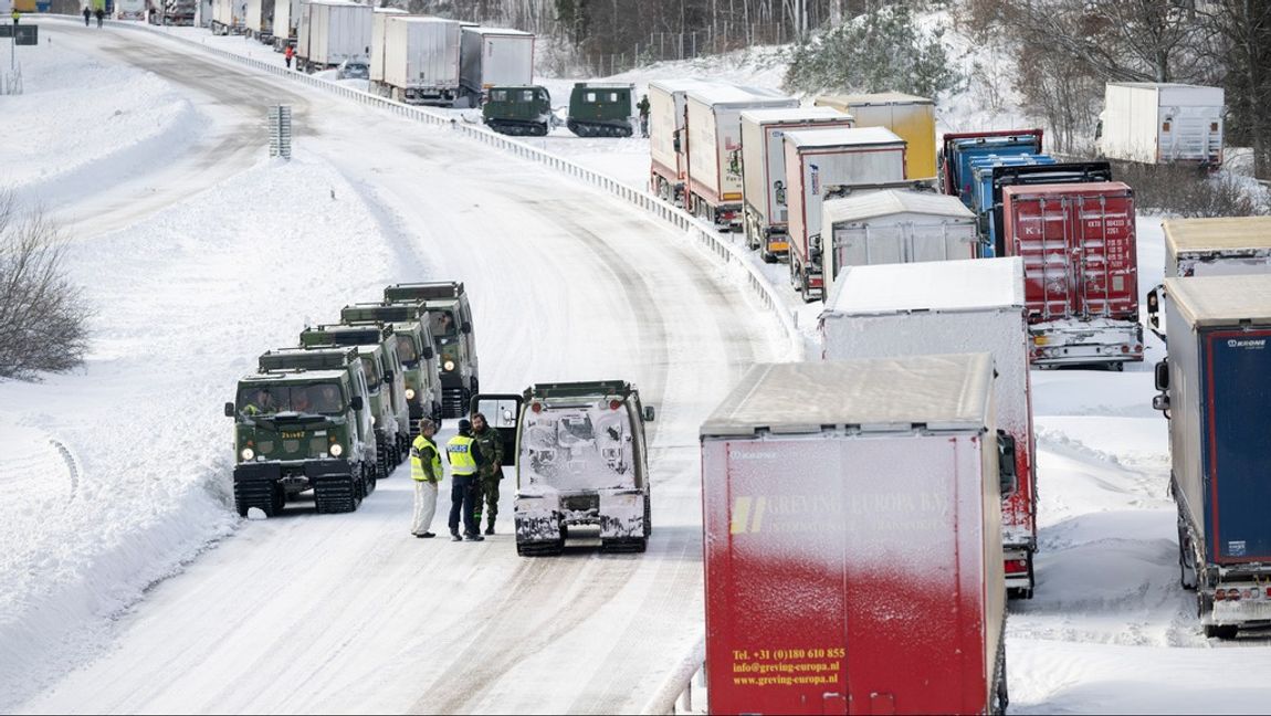 Ett stort antal lastbilar satt fast på E22 vid Linderöd till sent på torsdagskvällen, då bärgningen var klar. Foto: JOHAN NILSSON/TT