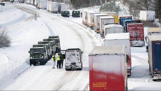Ett stort antal lastbilar satt fast på E22 vid Linderöd till sent på torsdagskvällen, då bärgningen var klar. Foto: JOHAN NILSSON/TT