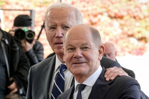 USA:s president med sin hand på den tyske förbundskanslern Olaf Scholz axel i oktober. Foto: Markus Schreiber/AP/TT