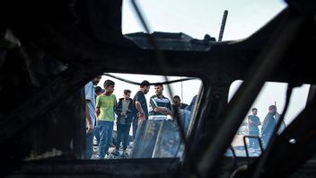En bränsletank tycks ha träffats och orsakat bränderna i tältlägret i Rafah. Foto: Jehad Alshrafi/AP/TT