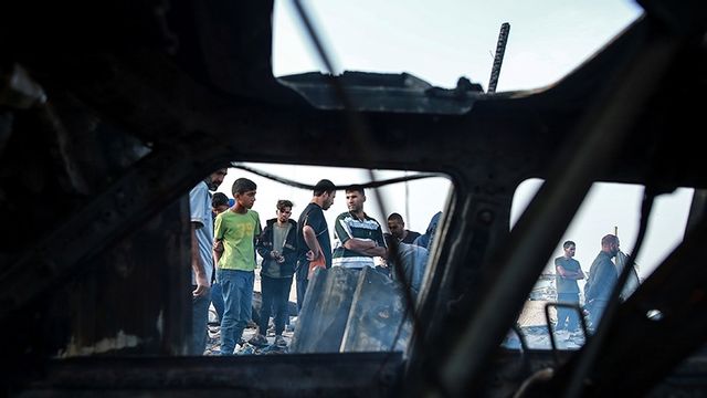En bränsletank tycks ha träffats och orsakat bränderna i tältlägret i Rafah. Foto: Jehad Alshrafi/AP/TT