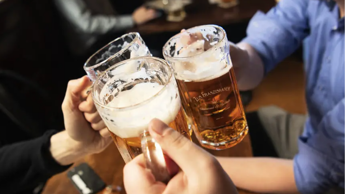 Genrebild. Krogar och barer kan komma att få serveringstillstånd utan att tvingas erbjuda mat. Foto: Fredrik Sandberg/TT