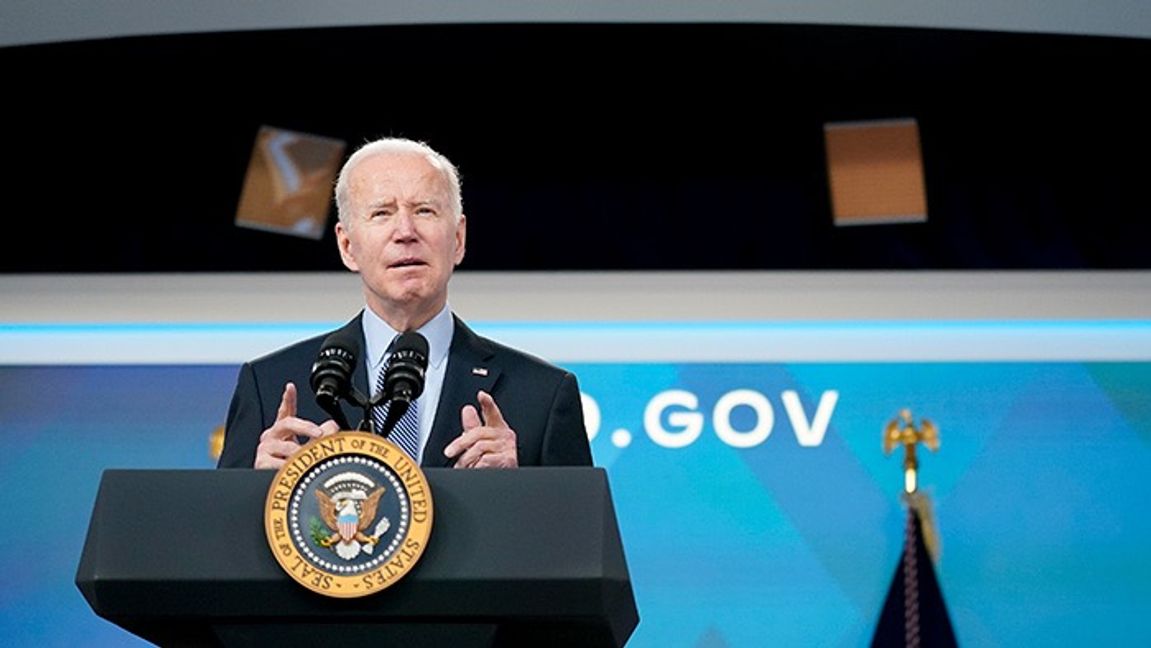 Joe Biden kommer under kvällen att bekräfta att USA öppnar sin oljereserv. Foto: Patrick Semansky/TT