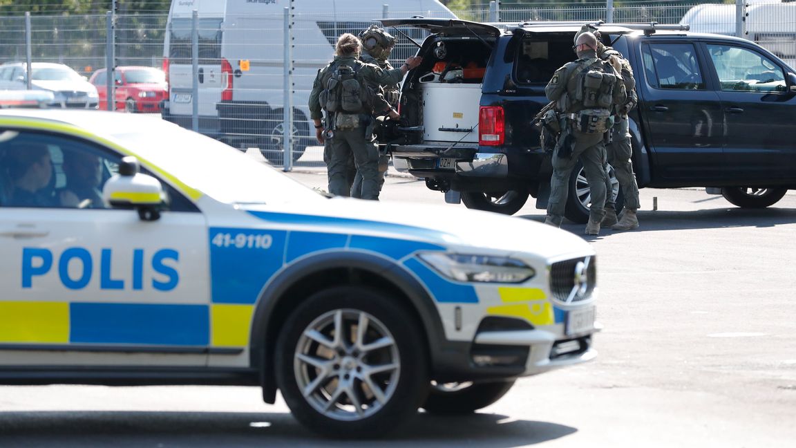 Fullt polispådrag vid Hällbyanstalten i samband med onsdagens gisslandrama.  Foto: Christine Olsson/TT