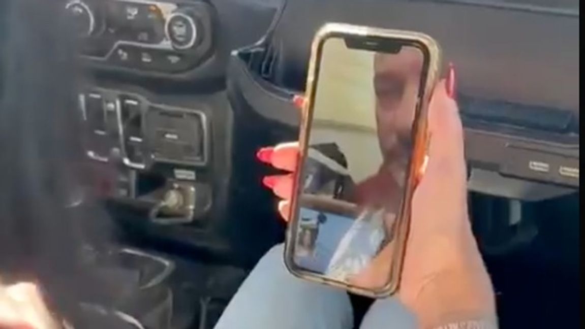 Matan Zangauker talade med sin mor Einav Zangauker och sin flickvän Ilana Gritzewsky direkt efter frisläppandet. Foto: X