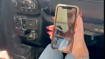 Matan Zangauker talade med sin mor Einav Zangauker och sin flickvän Ilana Gritzewsky direkt efter frisläppandet. Foto: X