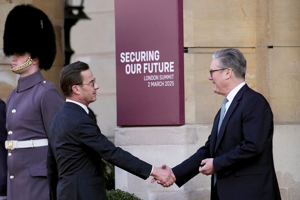 Storbritanniens Keir Starmer och Sveriges Ulf Kristersson när de båda ledarna träffades 2 mars. I dag blir det digitalt. Christophe Ena/AP/TT