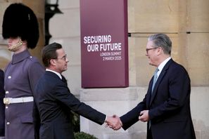 Storbritanniens Keir Starmer och Sveriges Ulf Kristersson när de båda ledarna träffades 2 mars. I dag blir det digitalt. Christophe Ena/AP/TT