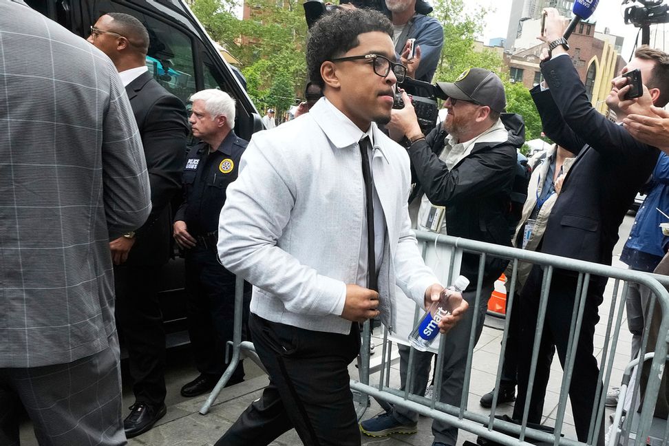 Justin Dior Combs anländer vid rättegången för hans far Sean ”Diddy” Combs 13 maj, 2025. En ny stämningsansökan som inkluderar Justin Combs anklagar honom och fadern för gruppvåldtäkt. Arkivbild. Foto: Richard Drew/AP/TT