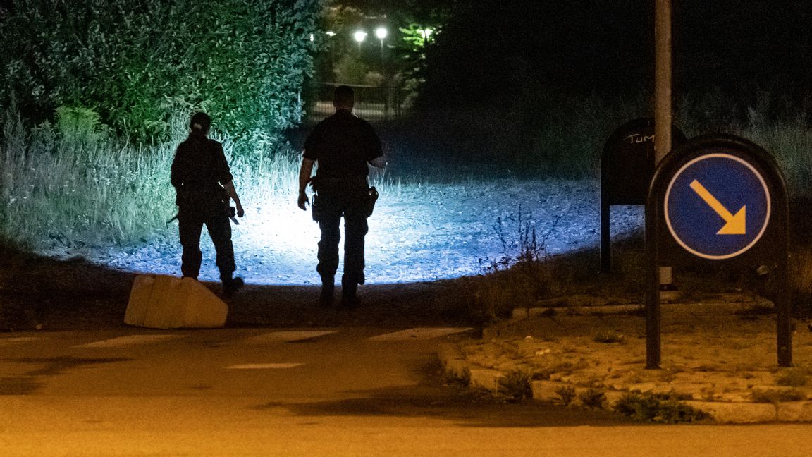 Polis på plats vid Sis Råby i Lund efter fritagningen den 19 augusti. Ungdomarna efterlystes och greps efter en biljakt i Örebro den 30 september. Arkivbild. Foto: Johan Nilsson/TT.