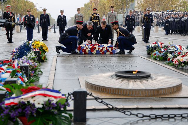 Den okända soldatens grav i Paris. Här president Macron och Storbritanniens premiärminister Starmer under en ceremoni i november förra året. Ludovic Marin/AP/TT
