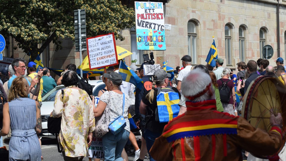 Demonstranterna svänger upp på en tvärgata till Strandvägen. Foto: Bulletin