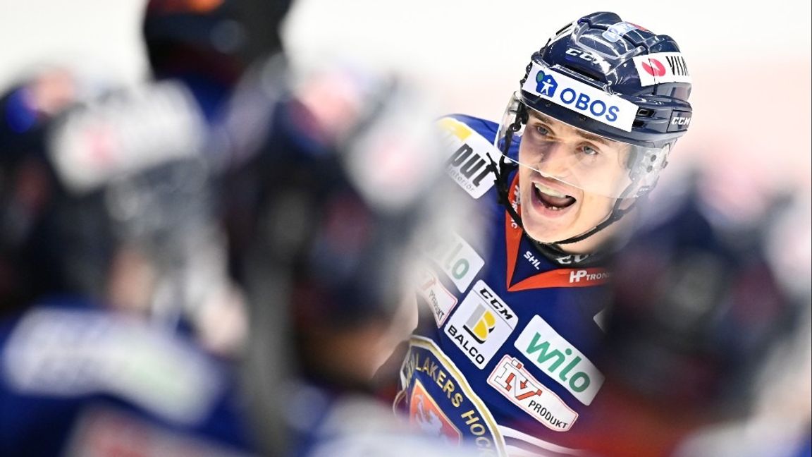 Pontus Holmberg blev den stora förgrundsfiguren när Växjö vann SM-guld blev efter finalseger över Växjö. 22-åringen skrev NHL-kontrakt med Toronto efteråt, men är kvar på lån hos mästarlaget denna säsong. Arkivbild. Foto: Mikael Fritzon/TT.