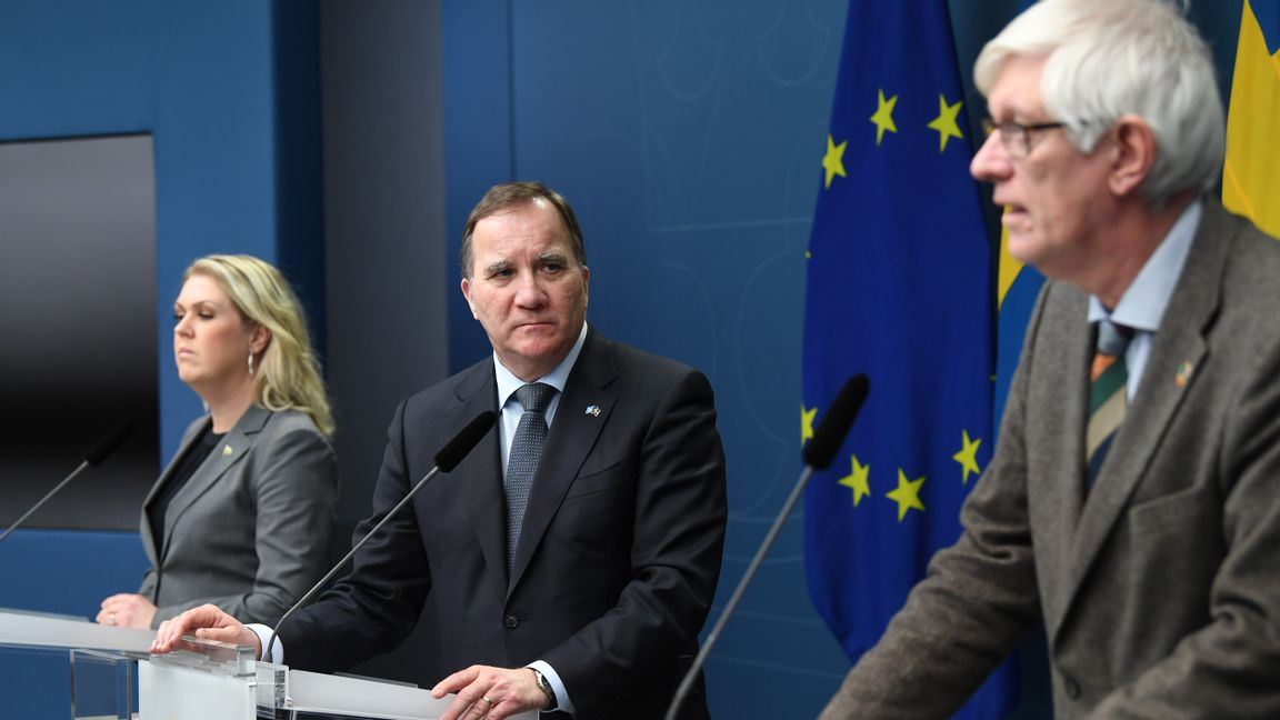 Statsminister Stefan Löfven (S) flankerad av socialminister Lena Hallengren (S) och Folkhälsomyndighetens Johan Carlsson i januari när riksdagen antagit regeringens pandemilag. Foto: Fredrik Sandberg, TT.