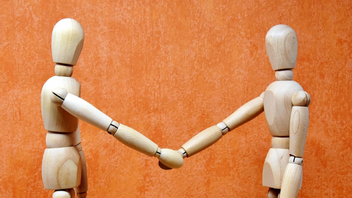 Konsensus – när alla skakar hand, men inte alla menar det. Foto: Pixabay