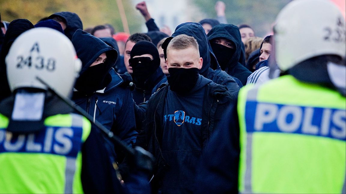 Hoten misstänks komma från upprörda fotbollsfans efter att polisen avbröt Stockholmsderbyt den 20 oktober. Foto: Erik Mårtensson/TT