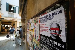 En affisch med texten ”No space for Bezos” i Venedig, inför techmiljardärens bröllop i staden. Foto: Luca Bruno/AP/TT