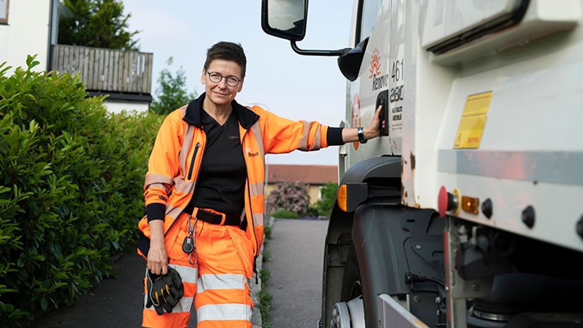 Ann-Sofie "Soffan" Hermansson började som tryckförare, på Volvo. Hade sen många år i politiken, krönt som kommunstyrelsens ordförande. I dag kör hon sopor i den stad hon tidigare styrde. Foto: Julia Sjöberg