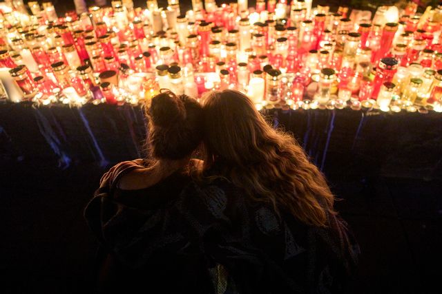 Ljus tända för att hedra offren för tisdagens skolskjutning i österrikiska Graz. Foto: Darko Bandic/AP/TT