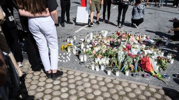 Ljus och blommor vid platsen där den tolvåriga flickan sköts ihjäl förra sommaren. Arkivbild. Stina Stjernkvist/TT.