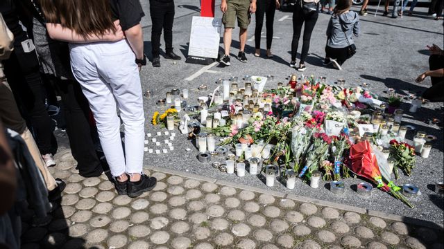 Ljus och blommor vid platsen där den tolvåriga flickan sköts ihjäl förra sommaren. Arkivbild. Stina Stjernkvist/TT.