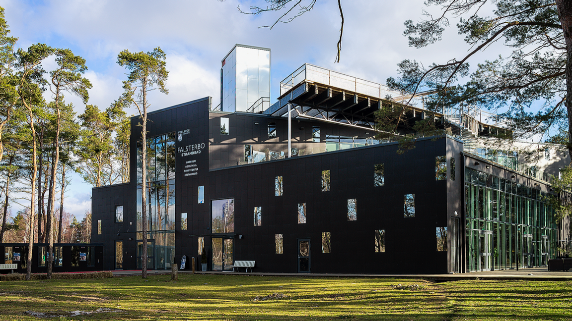 Naturum i Falsterbo som nu blivit Falsterbo Photo Art Museum i regi av Malmöparet Christina och Claes Lindquist. Till Falsterbo kommer tiotusentals fågelskådare varje år. Bara Falsterbo Bird Show hade cirka 8 000 besökare när det ägde rum på Naturum. Foto: David Carlson