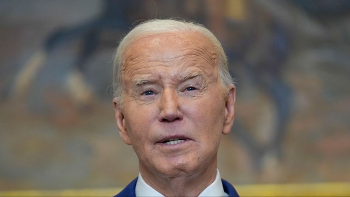 Joe Biden är i blåsväder efter ett uttalande om en bro som kollapsat. Foto: Mark Schiefelbein/AP