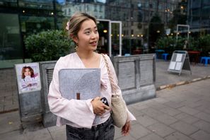 Paula Derkert, 26, började med vitt snus efter att ha provat av en kompis. Vanligt brunt snus vill hon inte prova, säger hon: ”Absolut inte”. Foto: Christine Olsson/TT