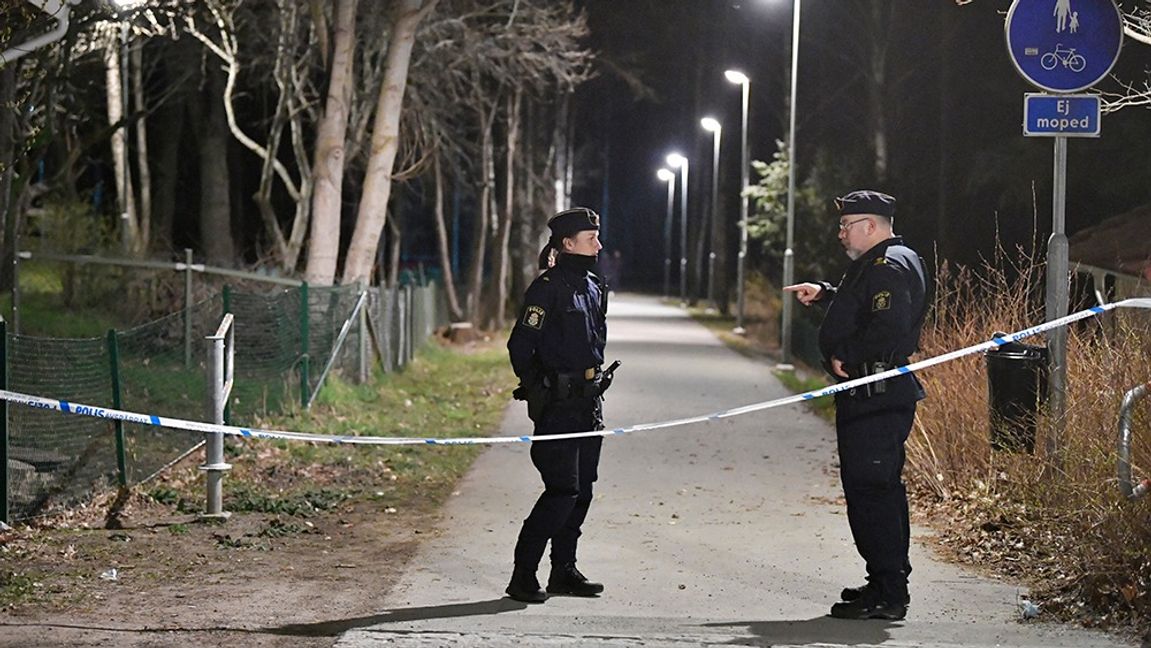 Polisens avspärrningar där en man i 20-årsåldern har blivit skjuten i Märsta, norr om Stockholm på söndagskvällen. Polisen har gripit en annan ung man som misstänks ha skjutit. Foto: Anders Wiklund/TT