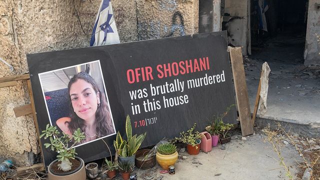 Kfar Aza drabbades hårt 7 oktober. Samhället har satt upp skyltar vid de mördades hem.Foto: Oren Rozen (CC BY-SA 4.0)