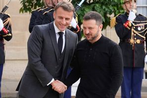 Frankrikes president Emmanuel Macron och Ukrainas dito Volodymyr Zelenskyj vid ett tidigare möte i oktober förra året. Foto: Michel Euler/AP/TT