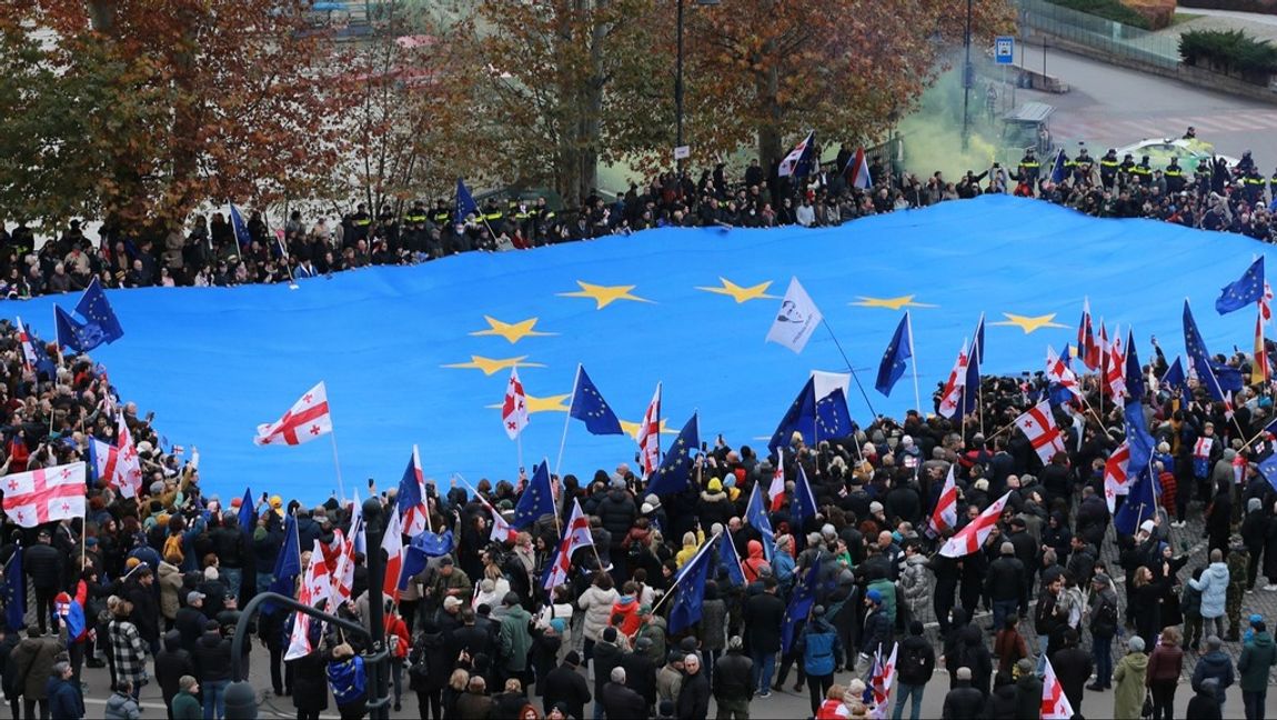 Demonstranter bar fram en stor EU-flagga i centrala Tbilisi förra helgen. Arkivbild. Foto: SHAKH AIVAZOV/AP/TT