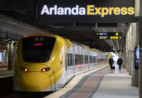 Pressa priserna och öka tågfrekvensen till och från Arlanda flygplats, föreslår regeringens utredare. Arkivbild. Foto: Anders Wiklund/TT