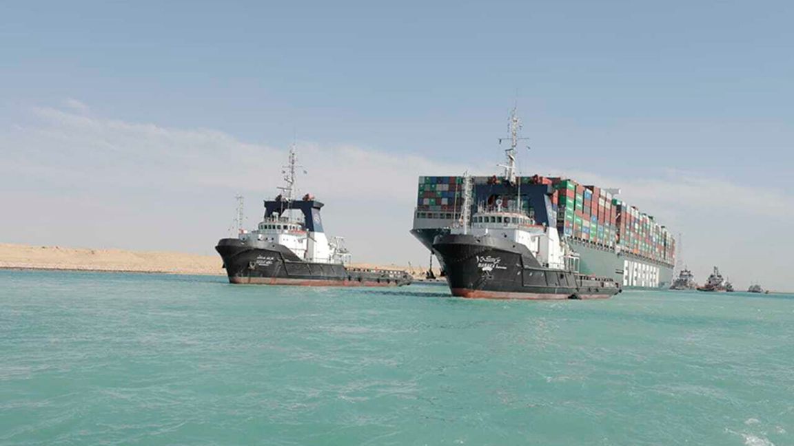 Fraktfartyget Ever Given dras loss ur Suezkanalen. Foto: Suez Canal Authority via AP.