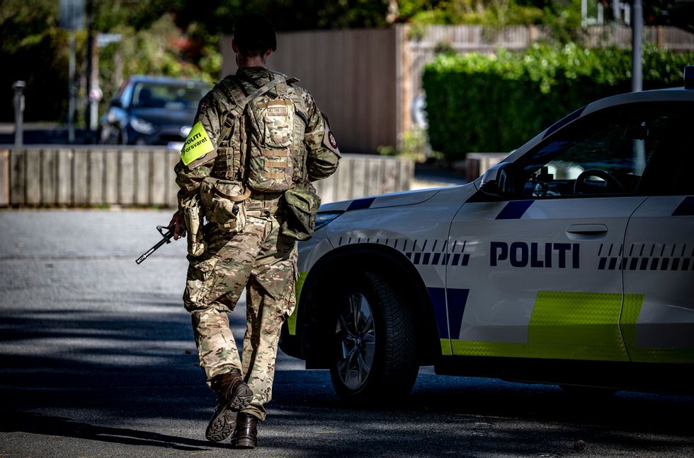 Dansk militär och dansk polis på plats i området kring Israels ambassad i Hellerup efter explosionen. Foto; Johan Nilsson/TT