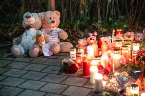 Teddybjörnar och ljus för att hedra den pojke som dödades i ett knivdåd i tyska Aschaffenburg i förra veckan. Arkivbild. Foto: Daniel Vogl/DPA/AP/TT