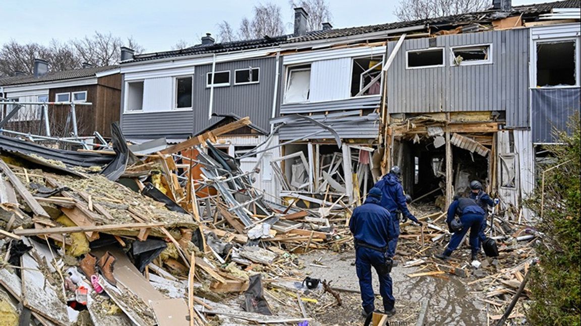 Polisens tekniker jobbar utanför det drabbade huset i Hässelby dagen efter sprängningen. Arkivbild. Foto: Jonas Ekströmer/TT