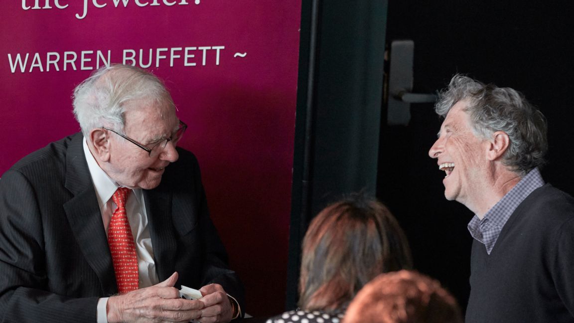Warren Buffett och Bill Gates spelar ett parti bridge på Berkshire Hathaways bolagsstämma i Omaha 2019 innan pandemin bröt ut. Foto: Nati Harnik.