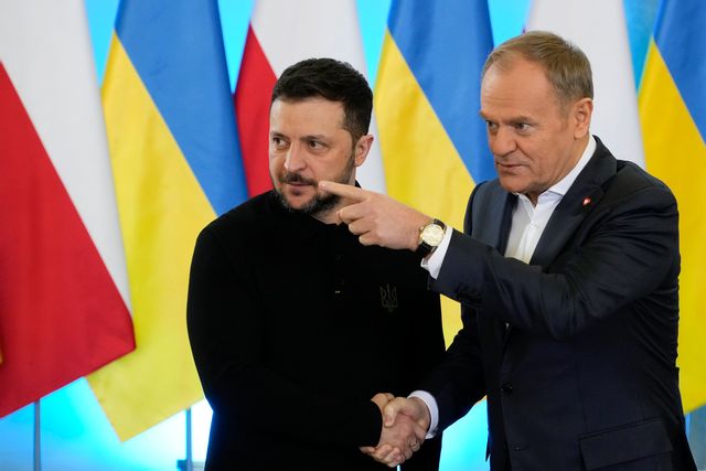 Ukrainas president Volodymyr Zelenskyj och Polens premiärminister Donald Tusk vid en pressträff i Warszawa på onsdagen. Czarek Sokolowski/AP/TT