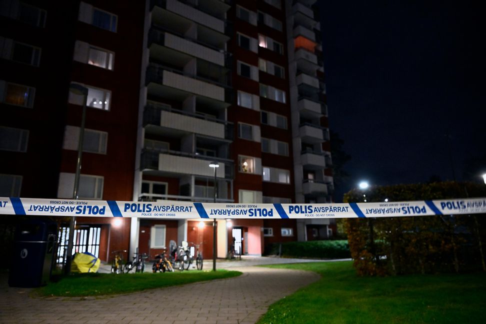 Avspärrningar utanför det hus där en kvinna hittades ihjälskjuten i Akalla i nordvästra Stockholm på tisdagskvällen. Pontus Lundahl/TT