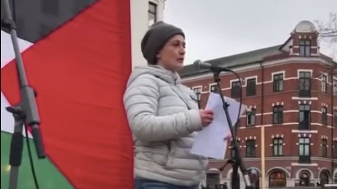 S-politikern Zinada Kajevic blev utbuad under sitt tal i Malmö. Foto: Skärmdump Alkompis