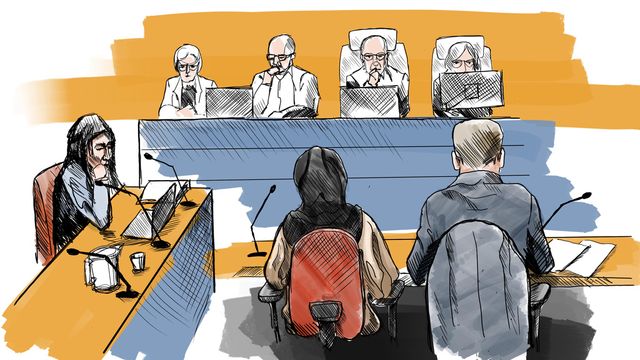 Kvinnan och hennes försvarare (ryggtavlor) tecknade vid en tidigare rättegång om krigsbrott i Stockholms tingsrätt 2022. I det målet dömdes kvinnan till sex års fängelse. Johan Hallnäs/TT