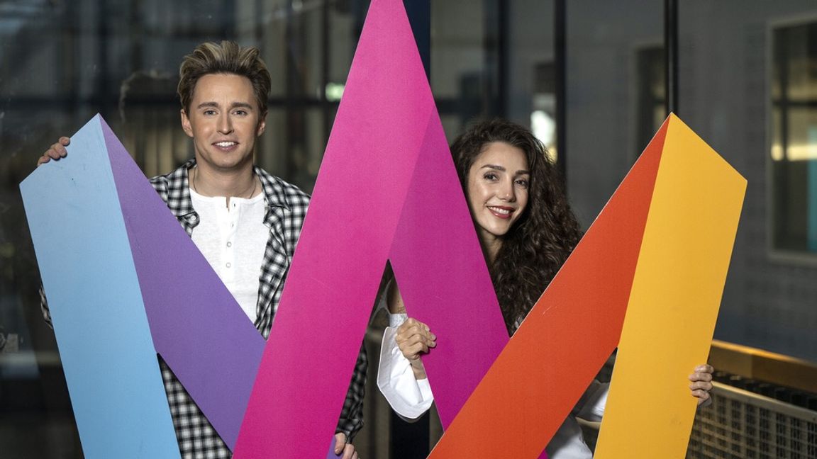 Bakom brasklappen kikar ett långfinger fram. Dirawi valdes för att markera mot det israeliska deltagandet. Foto: Anders Wiklund/TT 