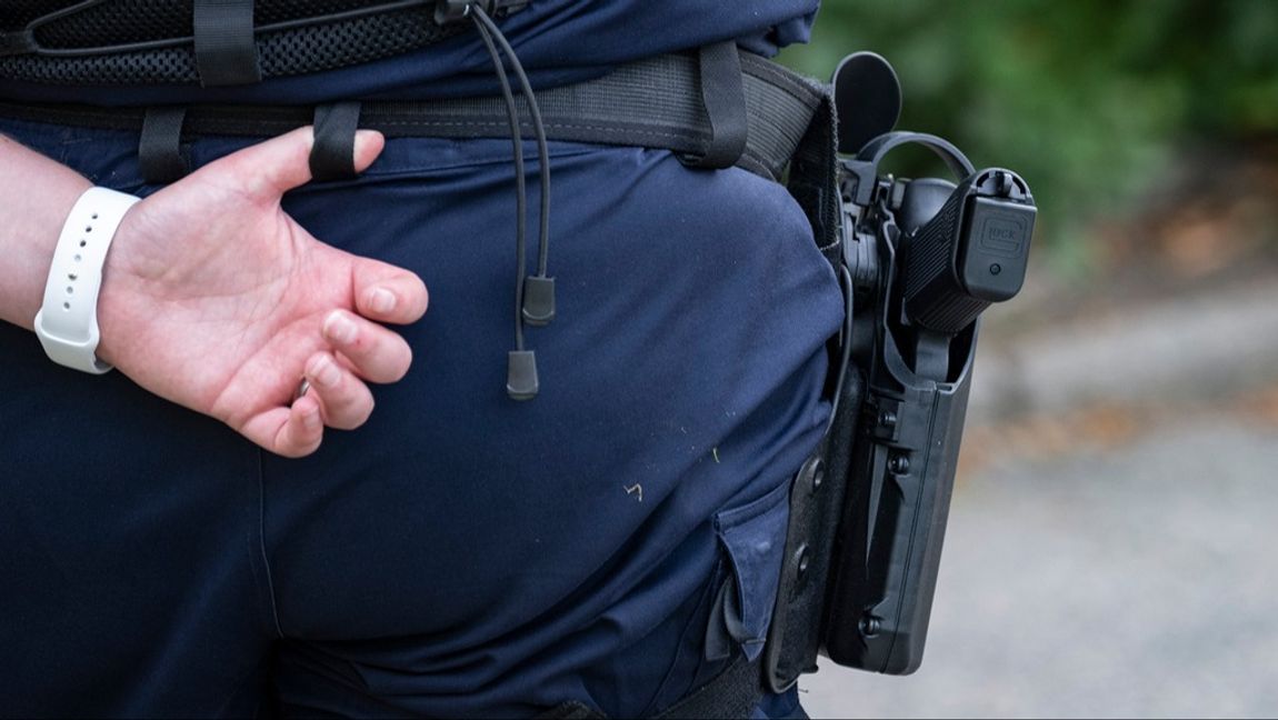 Polis med nya tjänstepistolen Glock 45. Arkivbild. Foto: JOHAN NILSSON/TT