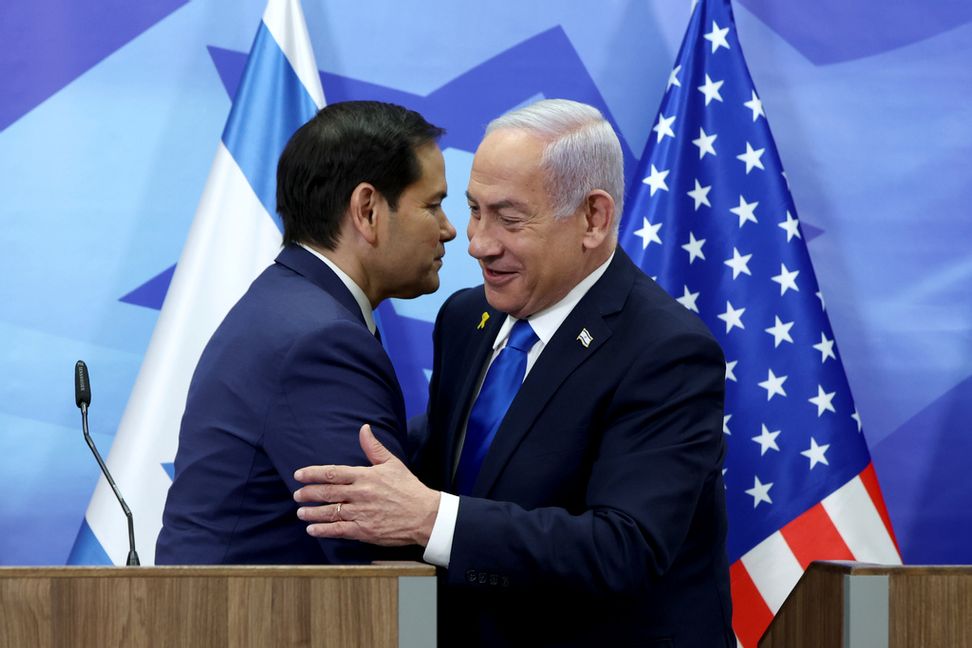USA:s utrikesminister Marco Rubio omfamnar Israels premiärminister Benjamin Netanyahu vid söndagens gemensamma pressträff. Evelyn Hockstein/AP/TT