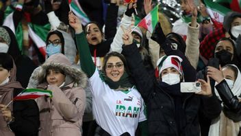 Iranska kvinnor på Azadistadion jublar efter att Iran har kvalificerat sig till VM efter 1–0 mot Irak. Foto: Vahid Salemi/AP/TT